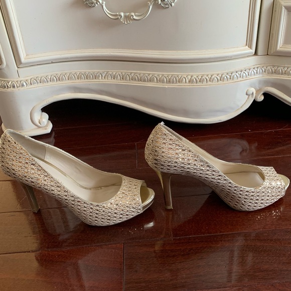 Audrey Brooke gold and white heels - Picture 6 of 8